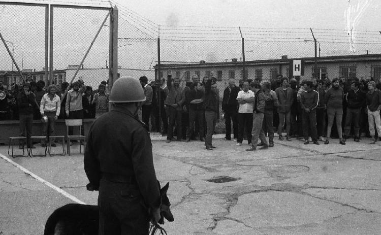 Protest internowanych w ośrodku odosobnienia w Kwidzynie, 14 sierpnia 1982 r. Źródło: IPN