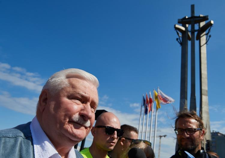  Były prezydent RP Lech Wałęsa na placu Solidarności, przy Pomniku Poległych Stoczniowców w Gdańsku. Fot. PAP/A. Warżawa