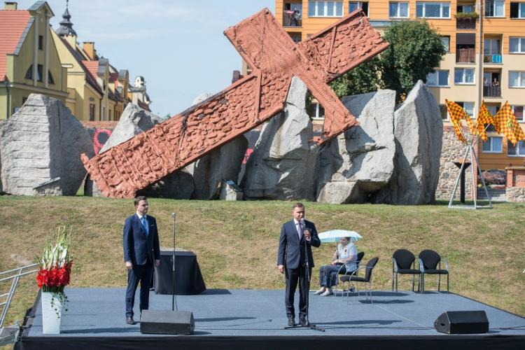 Wystąpienie prezydenta Andrzeja Dudy (C) przed Pomnikiem Pamięci Ofiar Lubina'82 przy Wzgórzu Zamkowym w Lubinie. Fot. PAP/M. Kulczyński 