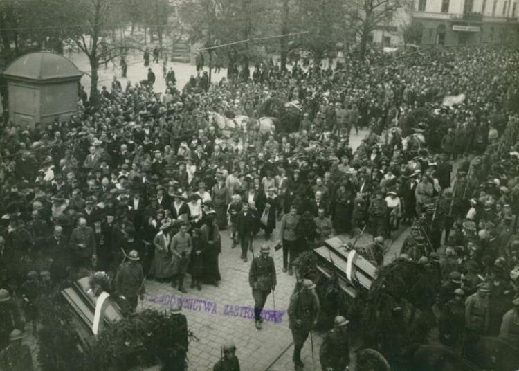 Lwów, kondukt pogrzebowy poległych w bitwie pod Zadwórzem. 18.09.1920. Źródło: BN Polona