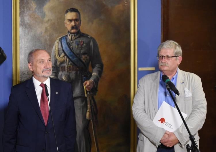 Minister obrony narodowej Antoni Macierewicz (L) i zastępca dyrektora Muzeum Wojska Polskiego Witold Głębowicz (P) podczas konferencji prasowej nt. Muzeum Bitwy Warszawskiej 1920. Fot. PAP/R. Pietruszka 