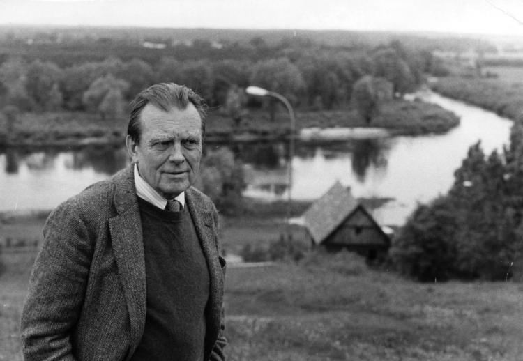 Czesław Miłosz w Skansenie Kurpiowskim, w tle rzeka Narew. Nowogród, 06.1981 r. PAP/CAF/J. Undro
