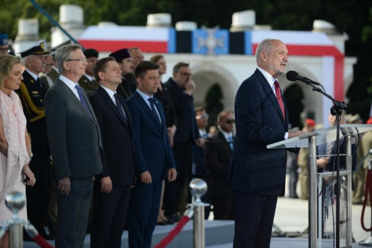 Minister obrony narodowej Antoni Macierewicz przemawia podczas uroczystości na pl. Piłsudskiego w Warszawie, w przeddzień Święta Wojska Polskiego. Fot. PAP/J. Kamiński 