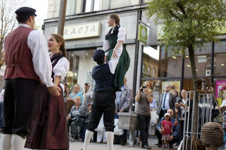 Niemiecki zespół ludowy "Thea Maass" podczas koncertu plenerowego na XXVI Międzynarodowym Studenckim Festiwalu Folklorystycznym w Chorzowie. 2013 r. Fot. PAP/A. Grygiel 