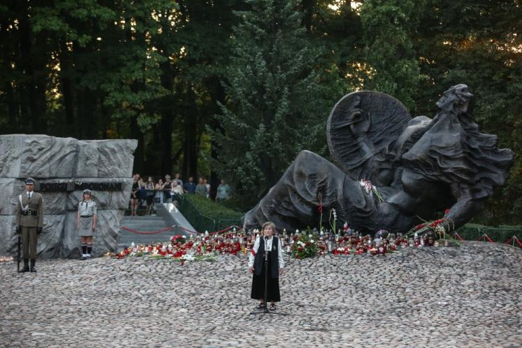 Wanda Traczyk-Stawska podczas uroczystości przed pomnikiem "Polegli Niepokonani 1939-1945" na Cmentarzu Powstańców Warszawy na Woli w 73. rocznicę wybuchu Powstania Warszawskiego. 01.08.2017. Fot. PAP/Rafał Guz 