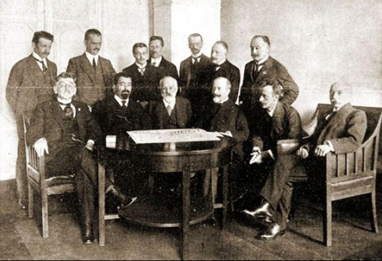 Naczelny Komitet Narodowy w 1914 r. Siedzą (od lewej): Ludomił German, Konstanty Srokowski, Edmund Zieleniewski, prezes NKN Władysław Leopold Jaworski, Władysław Sikorski, Ignacy Steinhaus. Stoją (od lewej) Rudolf Starzewski, Tadeusz Starzewski, Ludwik Hieronim Morstin, Artur Hausner, Antoni Górski, Zygmunt Marek, Aleksander Lisiewicz. Źródło: Wikimedia Commons