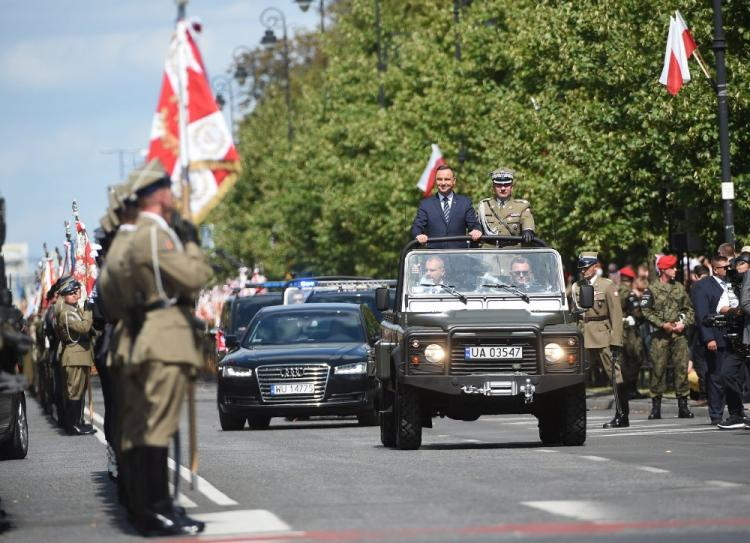 Prezydent Andrzej Duda w asyście szefa Sztabu Generalnego Wojska Polskiego gen. broni Leszka Surawskiego dokonuje przeglądu pododdziałów wojskowych w Al. Ujazdowskich przed rozpoczęciem defilady wojskowej w Święto Wojska Polskiego. Fot. PAP/R. Pietruszka 