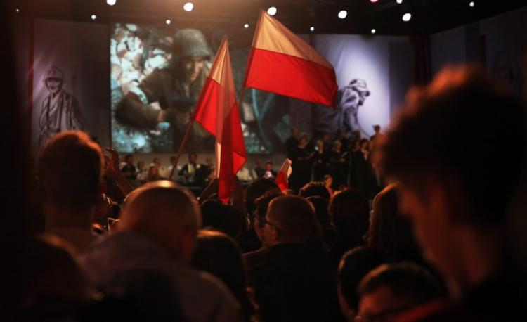 Mieszkańcy stolicy na pl. Piłsudskiego wspólnie śpiewają (nie)zakazane piosenki powstańcze w 72. rocznicę wybuchu powstania warszawskiego. 01.08.2016. Fot. PAP/T. Gzell 