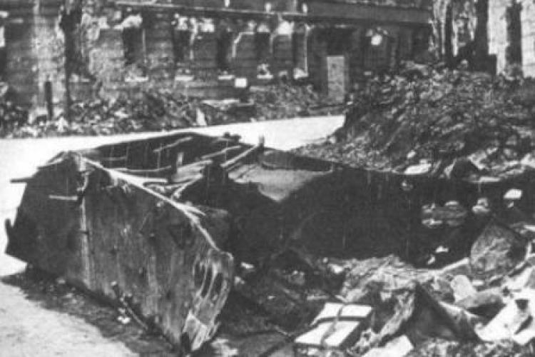 Wrak niemieckiego opancerzonego transportera, który wybuchł 13 sierpnia 1944 r. na Podwalu. Źródło: Wikimedia Commons