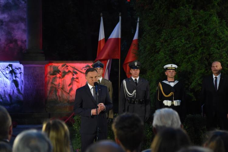 Prezydent Andrzej Duda podczas Apelu Pamięci przed Pomnikiem Poległych w 1920 r. na Cmentarzu Wojskowym na Powązkach w Warszawie. Fot.  PAP/R. Pietruszka 