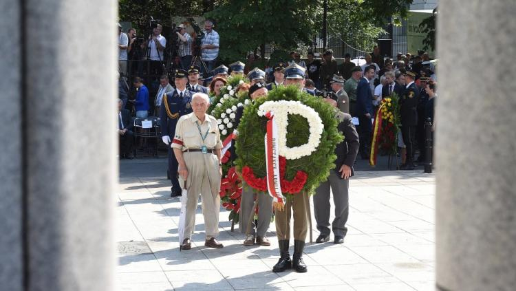 Prezes Światowego Związku Żołnierzy Armii Krajowej Leszek Żukowski (2L), wiceprezes Związku Powstańców Warszawskich Eugeniusz Tyrajski (L) podczas obchodów 73. rocznicy wybuchu Powstania Warszawskiego przed pomnikiem Polskiego Państwa Podziemnego i Armii Krajowej w Warszawie. Fot. PAP/R. Pietruszka 