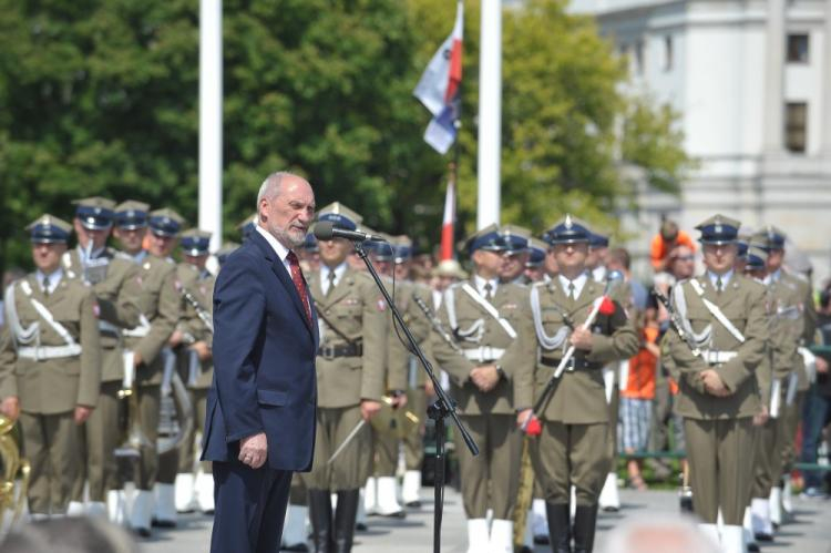 Minister obrony Antoni Macierewicz (C) podczas uroczystości zmiany posterunku honorowego przed Grobem Nieznanego Żołnierza w 73. rocznicę wybuchu powstania warszawskiego. Fot. PAP/M. Obara 