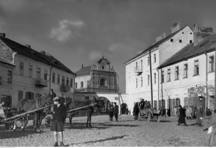 Radomskie getto - plac w getcie; za bramą widoczny kościół św. Trójcy. Fot. NAC