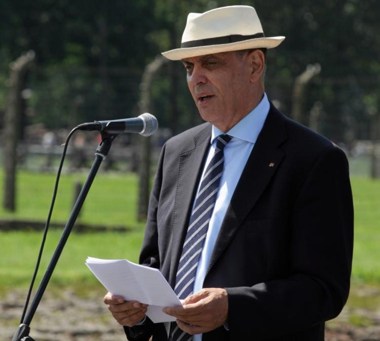 Romani Rose na terenie b. niemieckiego obozu Auschwitz II-Birkenau. 02.08.2016. Fot. PAP/S. Rozpędzik