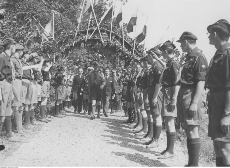 Rumuński następca tronu książę Michał przechodzi między szpalerem harcerzy udając się do ich obozu na Bielanach.  Warszawa, 05.1937. Fot. NAC