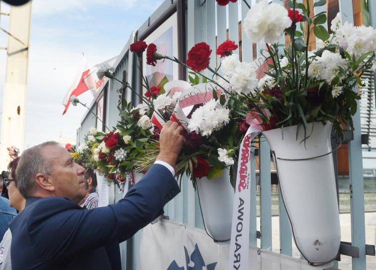 Przewodniczący Platformy Obywatelskiej Grzegorz Schetyna składa kwiaty przy Bramie nr 2 Stoczni Gdańskiej podczas obchodów 37. rocznicy Sierpnia '80 i powstania NSZZ "Solidarność" oraz 29. rocznicy gdańskich strajków z 1988 r. Fot. PAP/R. Pietruszka 