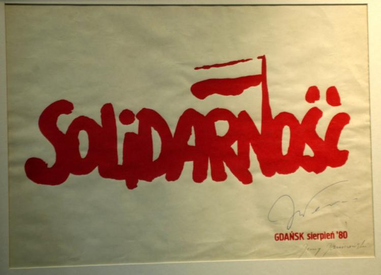 Historyczny pierwszy plakat z logo „Solidarności”, wymyślony podczas strajku w Stoczni Gdańskiej w 1980 r. Fot. PAP/S. Kraszewski