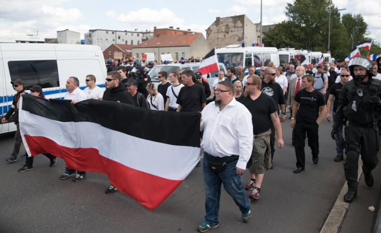 Marsz neonazistów w 30. rocznicę śmierci Rudolfa Hessa w berlińskiej dzielnicy Spandau. Fot. PAP/EPA