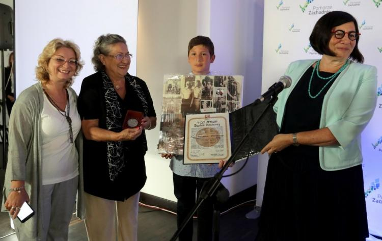 Wnuczka Anny i Stanisława Tomczaków - Lili Rosiak (2L) i córka - Ilana Szrago (L) odebrały z rąk ambasador Izraela w Polsce Anny Azari (P) medale Sprawiedliwy Wśród Narodów Świata. Fot. PAP/M. Bielecki