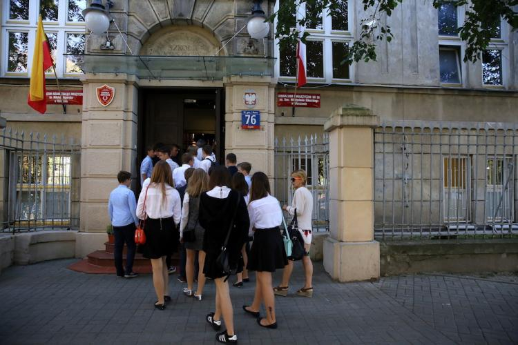 Młodzież w drodze na inaugurację roku szkolnego. Fot. PAP/ T. Gzell