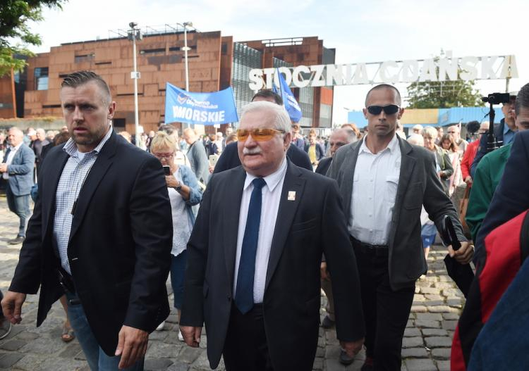 Były prezydent RP, przywódca "Solidarności" Lech Wałęsa (C) złożył kwiaty przy Bramie nr 2 Stoczni Gdańskiej. Fot. PAP/R. Pietruszka
