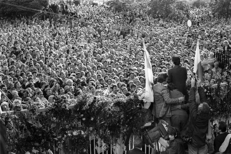 Stocznia Gdańska im. Lenina, brama nr 2, Lech Wałęsa ogłasza zakończenie strajku. 31.08.1980. Fot. PAP/E. Ciołek