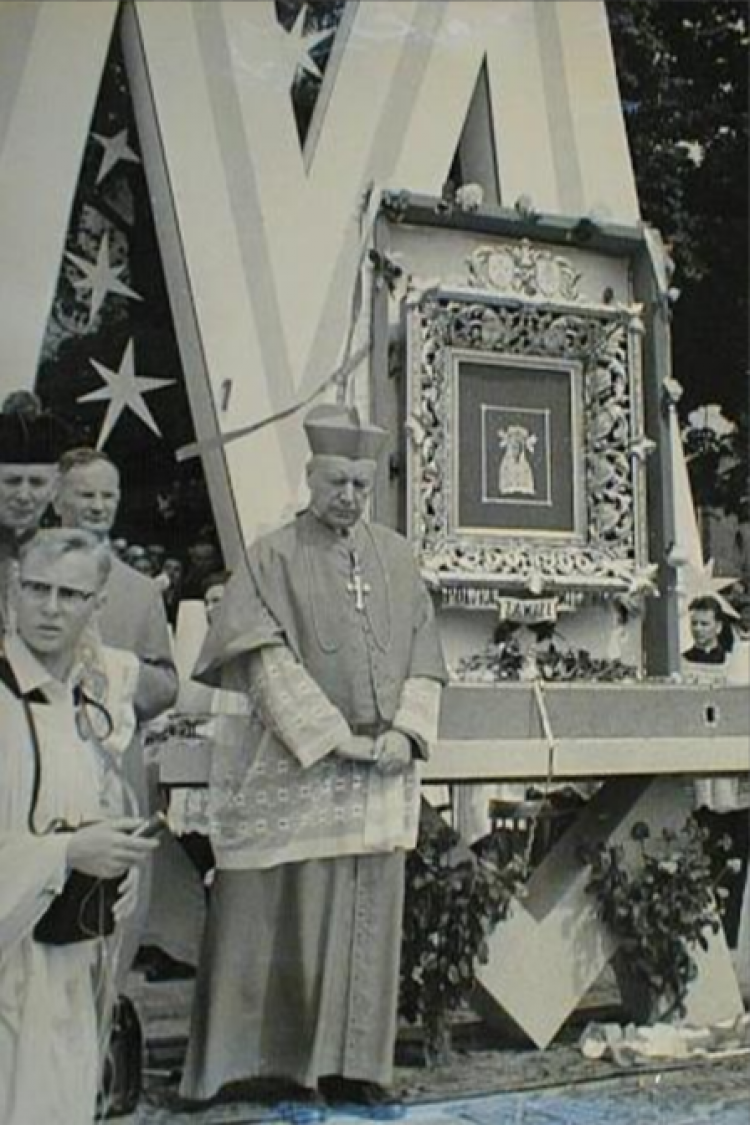 15 sierpnia 1967 roku kard. Stefan Wyszyński dokonał koronacji Cudownego Obrazu Matki Bożej Licheńskiej. Źródło: Sanktuarium Matki Bożej Licheńskiej