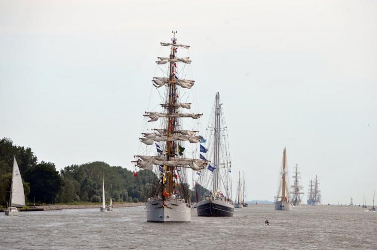 Uczestnicy zlotu The Tall Ships Races zmierzają na paradę żaglowców. Fot. PAP/M. Bielecki 