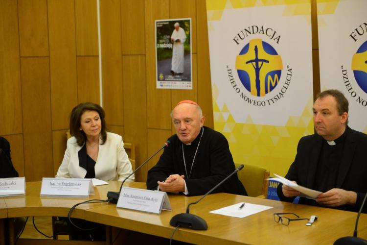 Kardynał Kazimierz Nycz (C), ks. Dariusz Kowalczyk (P), piosenkarka Halina Frąckowiak (L) podczas konferencji prasowej nt. XVII Dnia Papieskiego. Fot. PAP/S. Leszczyński 