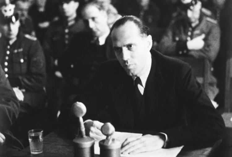Helmut James Graf von Moltke, założyciel organizacji „Krąg z Krzyżowej”, przed Ludowym Trybunałem Sprawiedliwości. Berlin, 1944 r. Źródło: Bundesarchiv