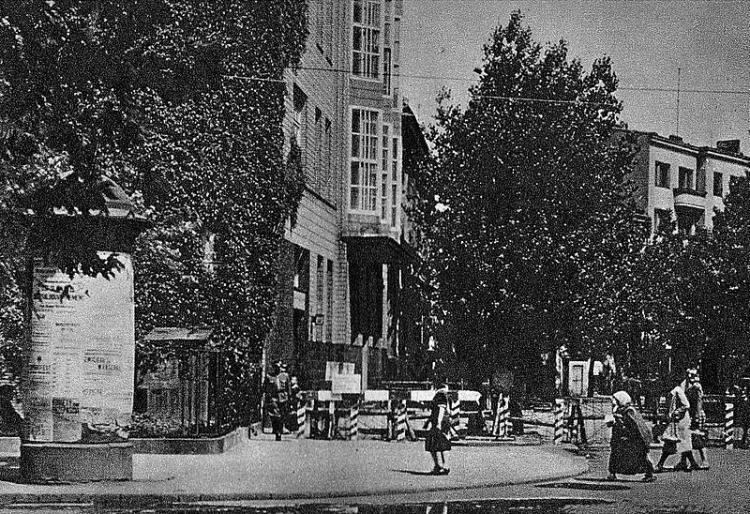 Ulica Litewska przy Marszałkowskiej w Warszawie w czasie okupacji niemieckiej. 1943 r. (?). Źródło Wikimedia Commons/Stefan Bałuk