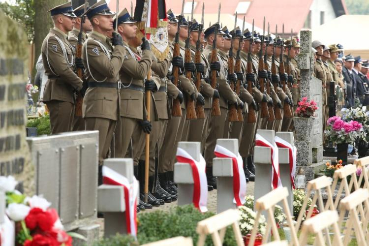 Uroczystość ponownego pochówku ekshumowanych żołnierzy września 1939 r. w Dobrzykowie k. Płocka. 17.09.2017. Fot. PAP/M. Bielecki 