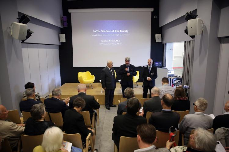 Koordynator konferencji Maciej Czarkowski (P), wiceprezes Związku Sybiraków Mieczysław Pogodziński (L) i dyrektor Domu Spotkań z Historią Piotr Jakubowski (C) podczas rozpoczęcia konferencji "Pamięć Pokoleń". Fot. PAP/T. Gzell