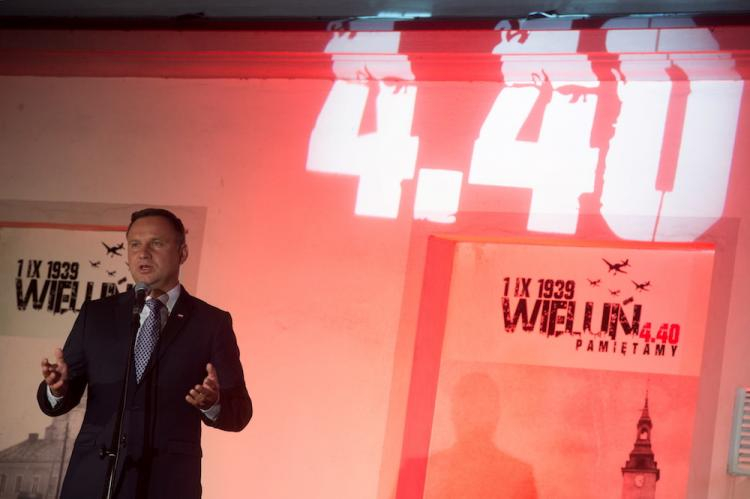 Prezydent Andrzej Duda przemawia podczas uroczystości w 78. rocznicę wybuchu drugiej wojny światowej, 1 bm. w Wieluniu. Fot. PAP/G. Michałowski