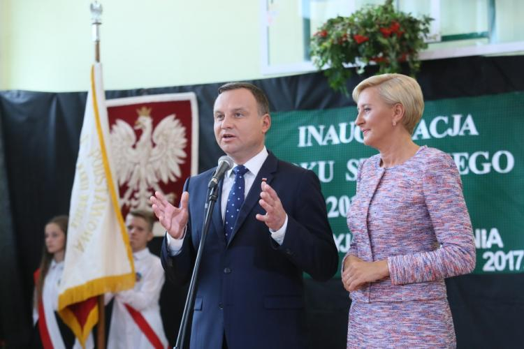 Wilkowyja, 04.09.2017. Prezydent Andrzej Duda (L) wraz z małżonką Agatą Kornhauser-Dudą (P) uczestniczą, 4 bm. w inauguracji roku szkolnego w Szkole Podstawowej im. Marii Wójcik w Wilkowyi na Mazowszu. Fot. PAP/L. Szymański