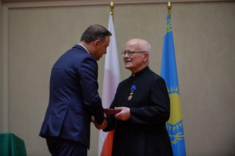 Prezydent RP Andrzej Duda odznaczył księdza Mariana Hoinkę za zasługi w działaniu rzecz polskiej społeczności podczas spotkania z Polakami mieszkającymi w Kazachstanie. Astana, 07.09.2017. Fot. PAP/M. Obara 