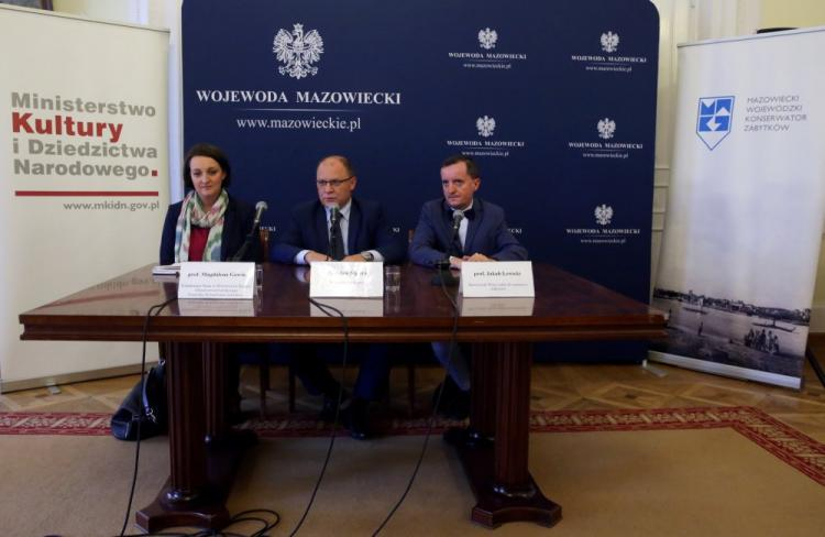 Wiceminister kultury i dziedzictwa narodowego Magdalena Gawin, wojewoda mazowiecki Zdzisława Sipiera (C) i mazowiecki wojewódzki konserwator zabytków Jakub Lewicki podczas konferencji prasowej "Ochrona zabytków na linii otwockiej -+Świdermajery+ w wojewódzkiej ewidencji zabytków". Fot. PAP/T. Gzell 