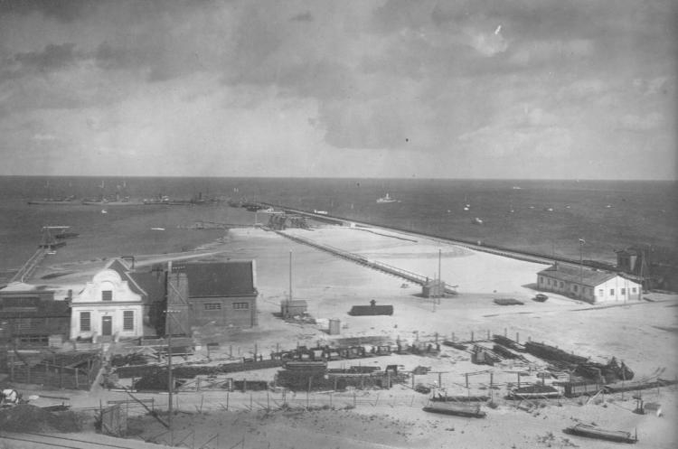 Budowa portu morskiego w Gdyni. 1925 r. Źródło: NAC