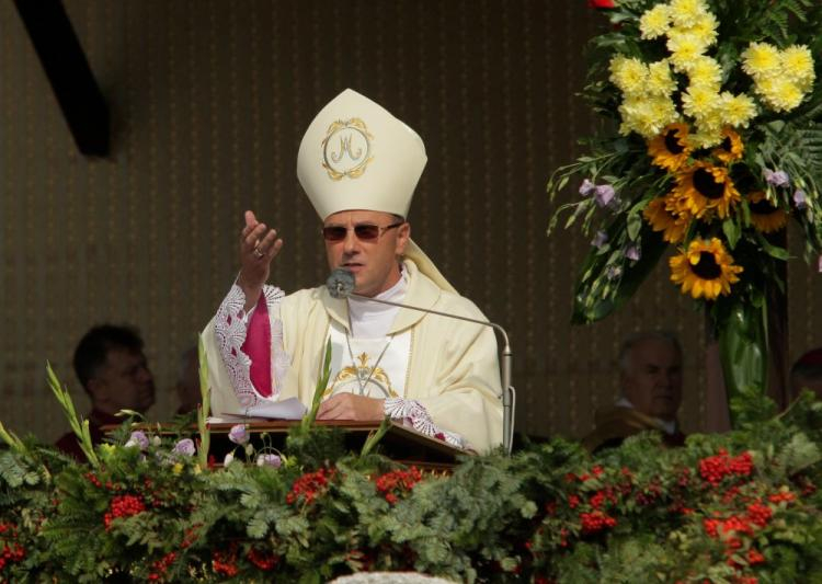 Prymas Polski abp Wojciech Polak podczas uroczystej sumy odpustowej z okazji 140. rocznicy objawień maryjnych w Sanktuarium Maryjnym w Gietrzwałdzie. Fot. PAP/T. Waszczuk 