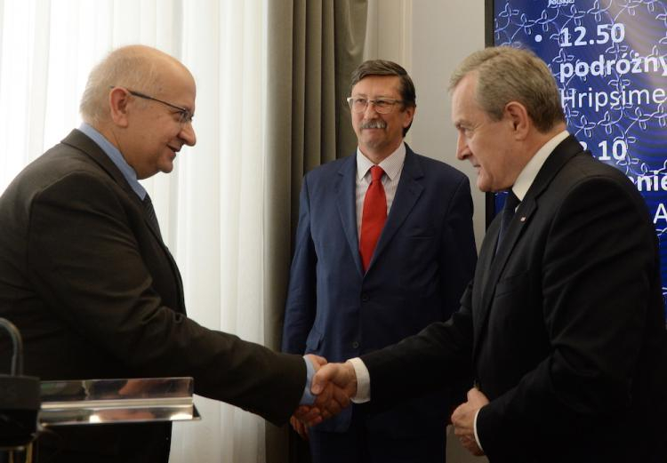 Wicepremier, minister kultury i dziedzictwa narodowego Piotr Gliński (P) wręcza Srebrny medal Gloria Artis Andrzejowi Ziębie (L) podczas konferencji pt. „Ormianie polscy: siedem wieków istnienia” w Senacie. Fot. PAP/J. Turczyk