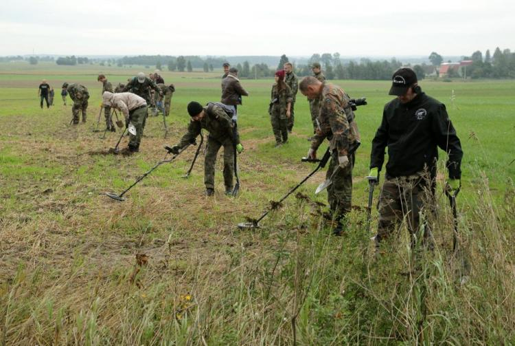 Badania archeologiczne na Polach Grunwaldzkich koło Łodwigowa. 11.09.2017. Fot. PAP/T. Waszczuk