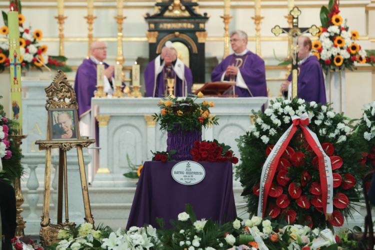 Uroczystości pogrzebowe Julii Hartwig. Fot. PAP/B. Zborowski 