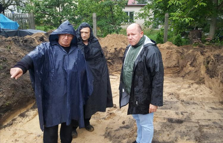 Wiceprezes IPN dr hab. Krzysztof Szwagrzyk, lekarz medycyny sądowej dr Łukasz Szlaszkowski i dyrektor Oddziału IPN w Białymstoku dr hab. Piotr Kardela na miejscu prac ekshumacyjnych w okolicach cmentarza prawosławnego. 09.2017. Fot. IPN Białystok