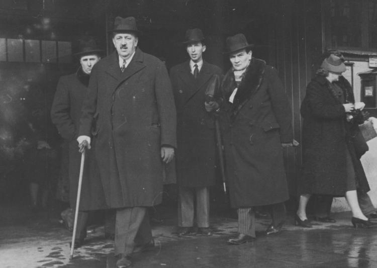 Wiceminister spraw zagranicznych Jan Szembek na Dwrocu Głównym w Warszawie. 24.02.1939. Źródło: NAC