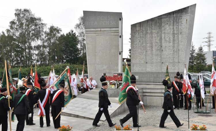 Uroczystości 36. rocznicy podpisania Porozumienia Jastrzębskiego przy Pomniku Porozumienia Jastrzębskiego w Jastrzębiu-Zdroju. Fot. PAP/J. Bednarczyk