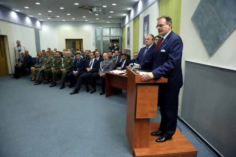 zef Urzędu ds. Kombatantów i Osób Represjonowanych Jan Józef Kasprzyk (P) oraz dyrektor Muzeum Wojska Polskiego Adam Buława (2P) podczas otwarcia konferencji "Bohaterowie i ciche Bohaterki. Rzecz o Ofiarach Katynia i losach Ich Rodzin". Fot. PAP/T. Gzell