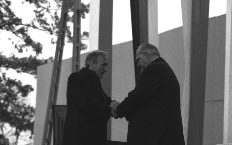 Krzyżowa k. Świdnicy, 1989-11-12. Premier Tadeusz Mazowiecki i kanclerz Republiki Federalnej Niemiec Helmut Kohl podczas mszy pojednania. Fot. PAP/CAF/Adam Hawałej