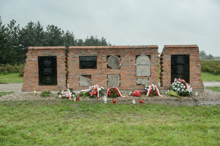 Uroczystość odsłonięcia symbolicznego muru z tablicami upamiętniającymi społeczność żydowską w Kurowie oraz mieszkańców tego miasta, którzy ratowali Żydów w czasie wojny. Fot. PAP/W. Pacewicz 