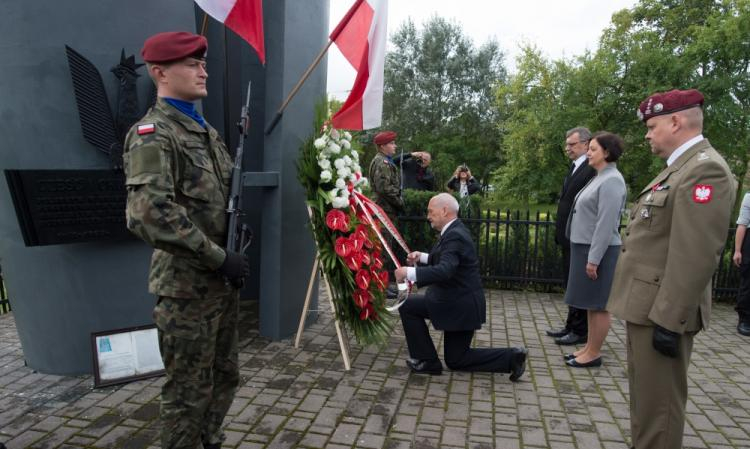 Sulejów (woj. łódzkie), 04.09.2017. Minister obrony narodowej Antoni Macierewicz (C) i burmistrz Sulejowa Wojciech Ostrowski (3P) podczas uroczystości zorganizowanych w 78. rocznicę bombardowania Sulejowa. Fot. PAP/G. Michałowski