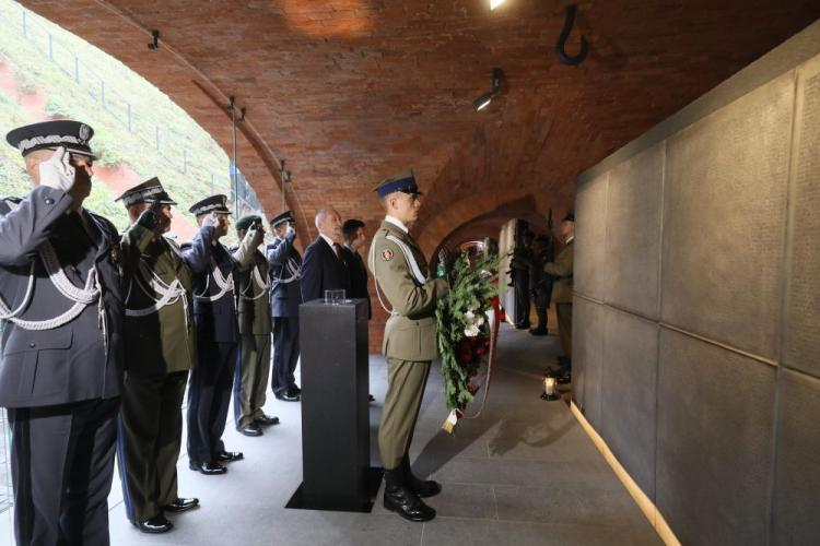 Minister obrony narodowej Antoni Macierewicz przy epitafiach osób pomordowanych w obozach NKWD, w Muzeum Katyńskim w Warszawie. 17.09.2017. Fot. PAP/P. Supernak